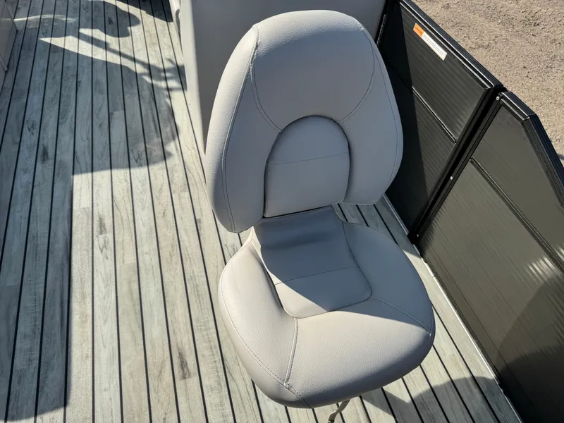 Slide: The Image of Crest 200 Pontoon with 115HP Yamaha Fourstroke EFI 2017 - 16