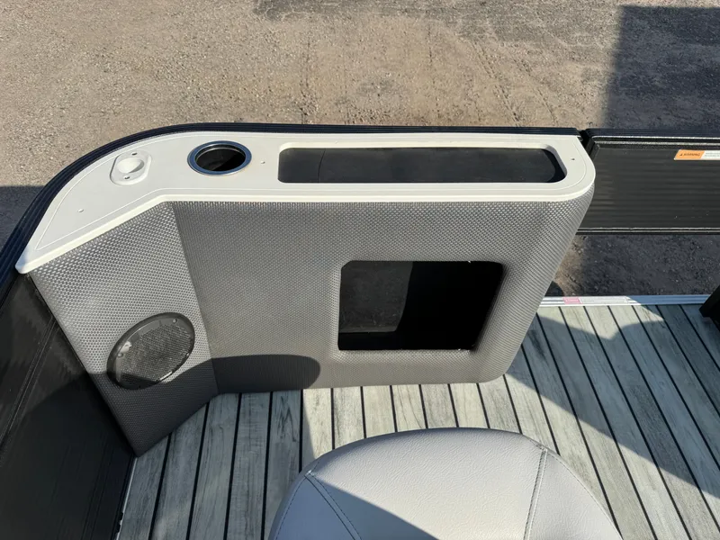 Slide: The Image of Crest 200 Pontoon with 115HP Yamaha Fourstroke EFI 2017 - 17