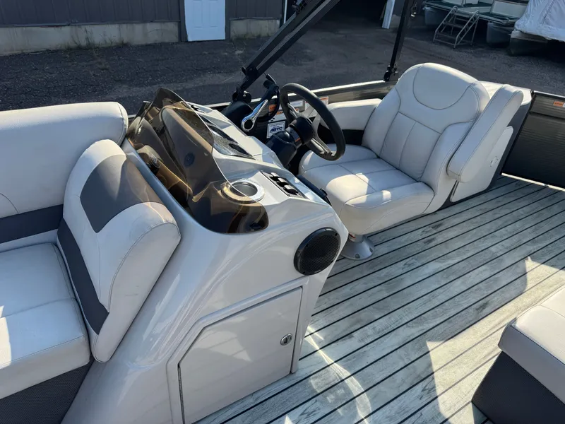 Slide: The Image of Crest 200 Pontoon with 115HP Yamaha Fourstroke EFI 2017 - 21