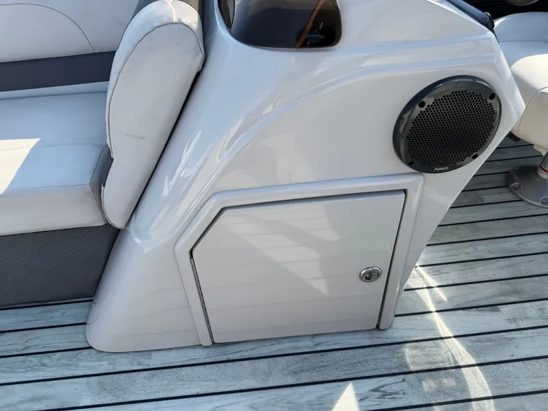 Slide: The Image of Crest 200 Pontoon with 115HP Yamaha Fourstroke EFI 2017 - 22