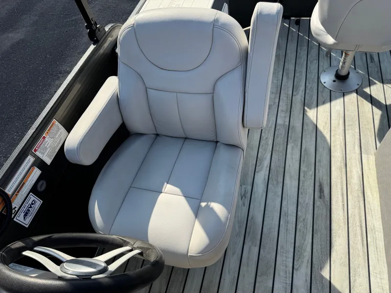 Slide: The Image of Crest 200 Pontoon with 115HP Yamaha Fourstroke EFI 2017 - 23