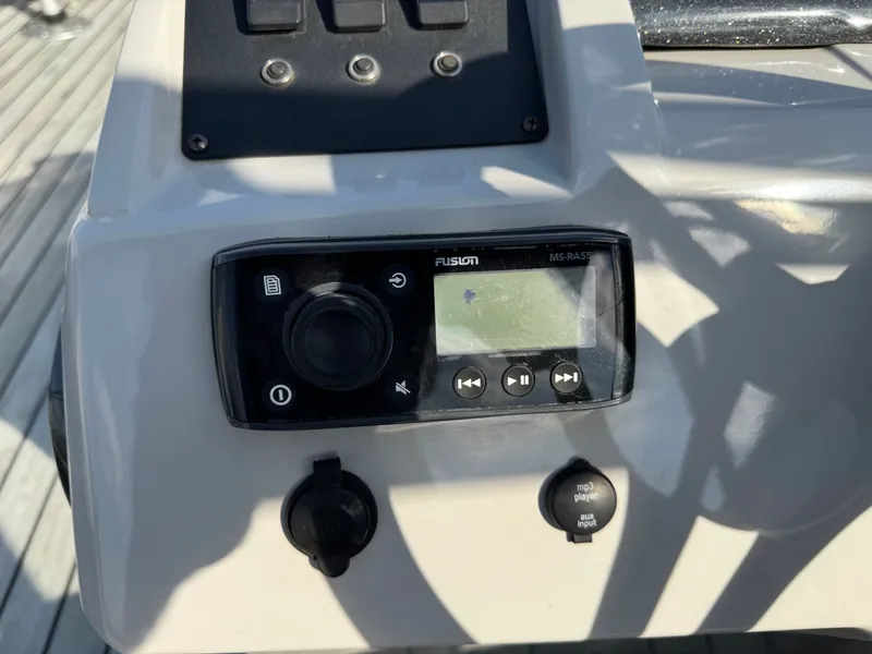 Slide: The Image of Crest 200 Pontoon with 115HP Yamaha Fourstroke EFI 2017 - 27