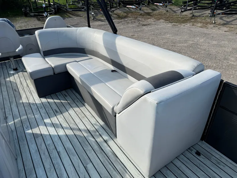 Slide: The Image of Crest 200 Pontoon with 115HP Yamaha Fourstroke EFI 2017 - 29