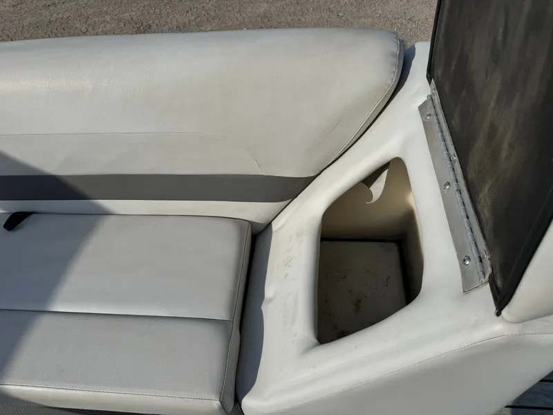 Slide: The Image of Crest 200 Pontoon with 115HP Yamaha Fourstroke EFI 2017 - 30