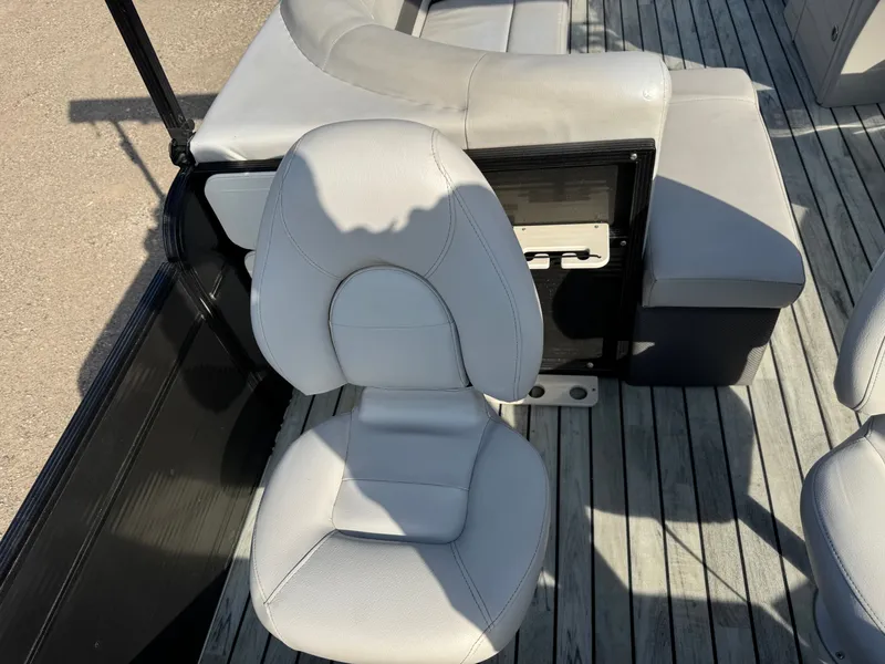 Slide: The Image of Crest 200 Pontoon with 115HP Yamaha Fourstroke EFI 2017 - 40