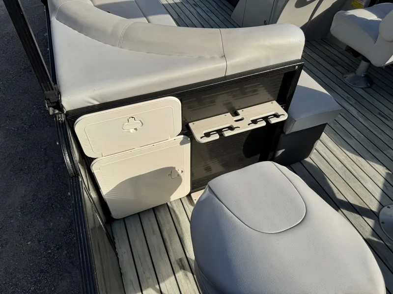 Slide: The Image of Crest 200 Pontoon with 115HP Yamaha Fourstroke EFI 2017 - 41