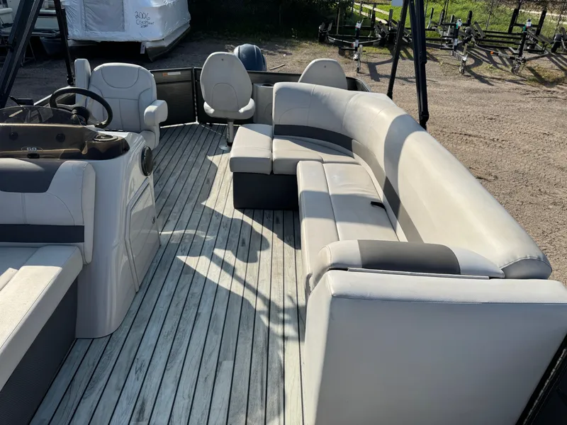 Slide: The Image of Crest 200 Pontoon with 115HP Yamaha Fourstroke EFI 2017 - 5