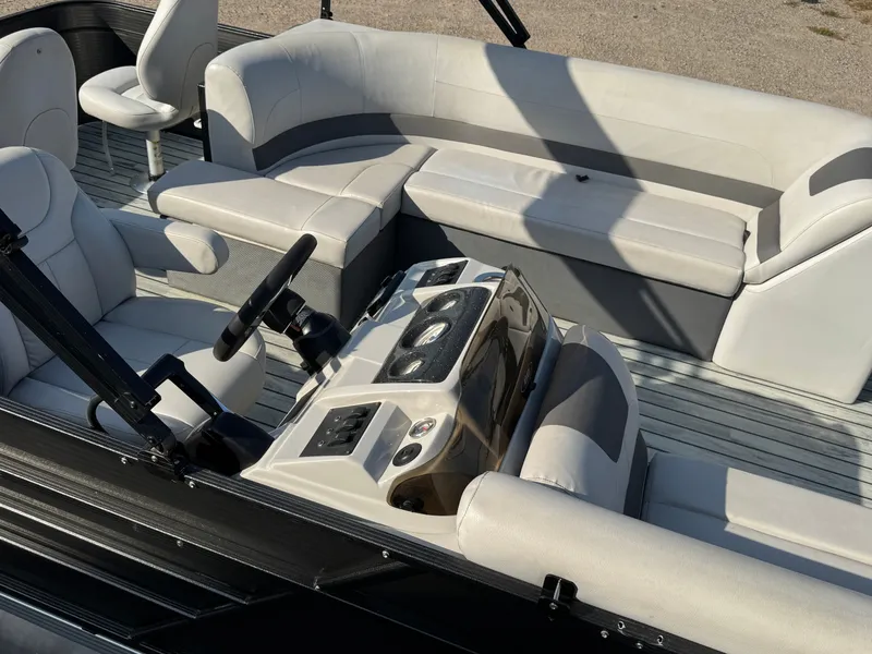 Slide: The Image of Crest 200 Pontoon with 115HP Yamaha Fourstroke EFI 2017 - 6