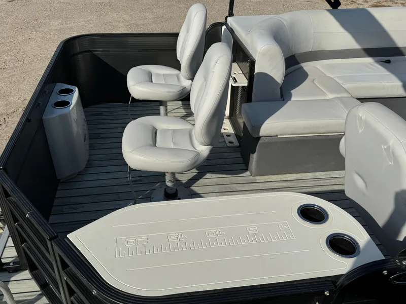 Slide: The Image of Crest 200 Pontoon with 115HP Yamaha Fourstroke EFI 2017 - 8