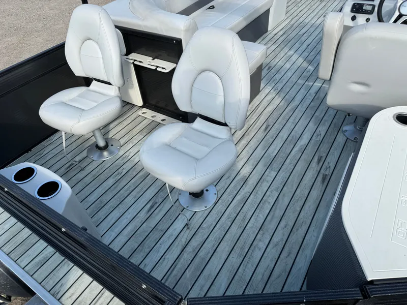 Slide: The Image of Crest 200 Pontoon with 115HP Yamaha Fourstroke EFI 2017 - 9