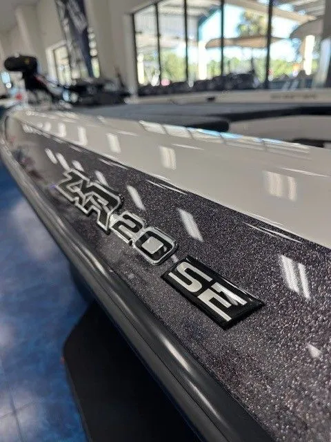 Slide: The Image of Skeeter ZXR20 SE 2026 - 14