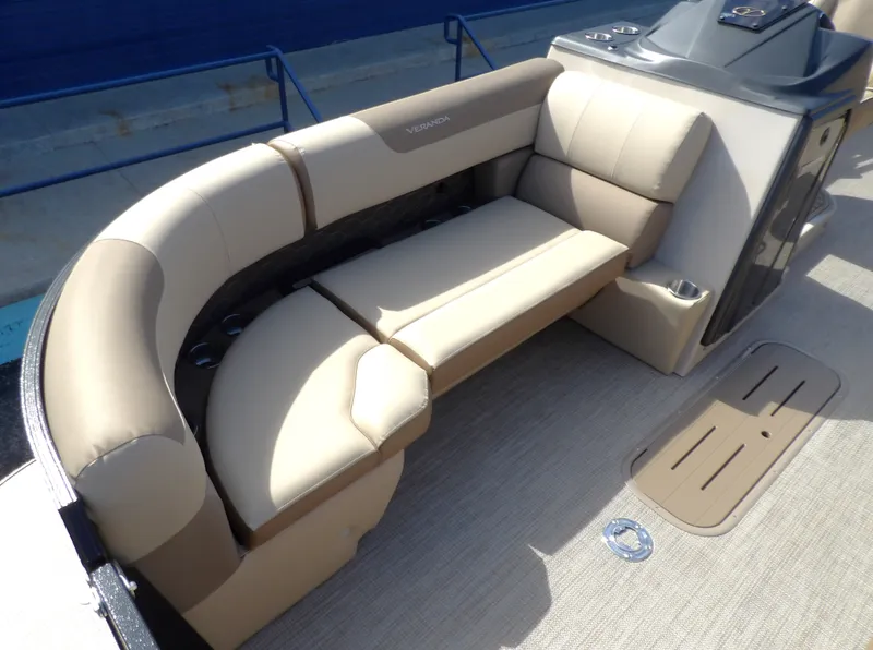 Slide: The Image of Veranda VR235L 2026 - 17