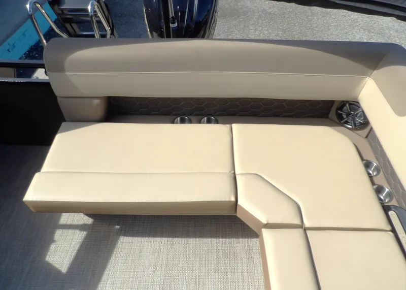 Slide: The Image of Veranda VR235L 2026 - 19