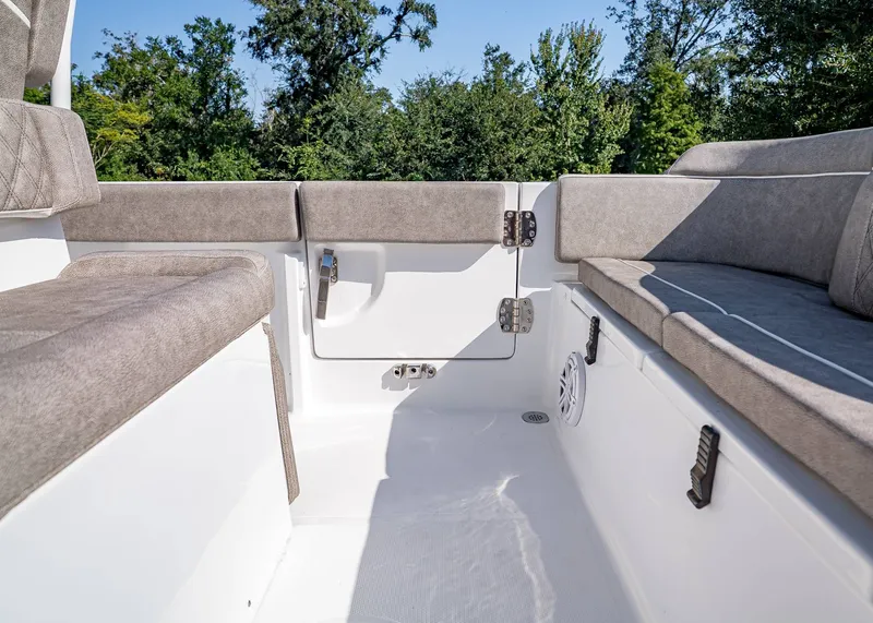 Slide: The Image of Sea Hunt Ultra 245 SE 2026 - 7