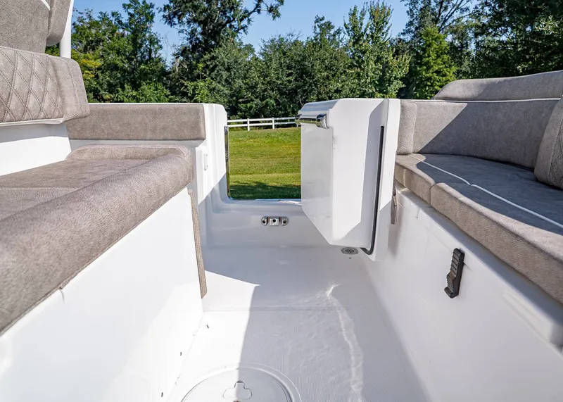 Slide: The Image of Sea Hunt Ultra 245 SE 2026 - 8