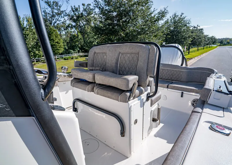 Slide: The Image of Sea Hunt Ultra 255 SE 2026 - 21