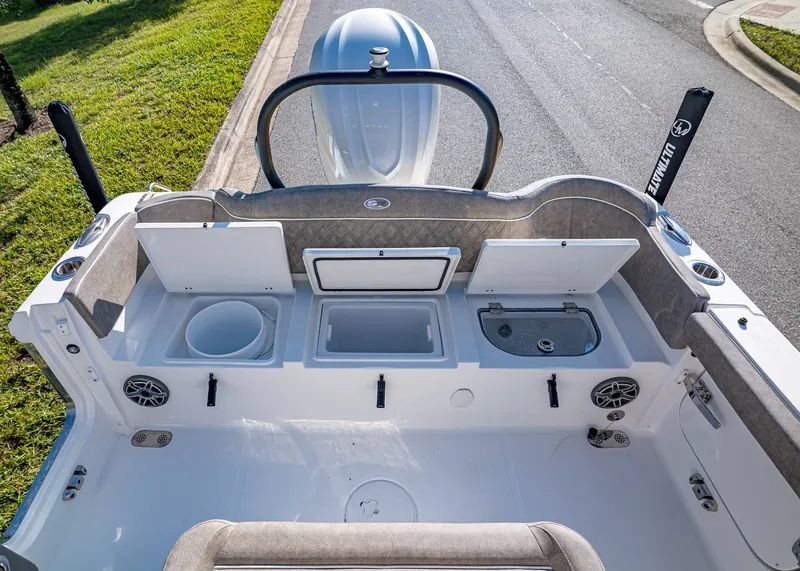 Slide: The Image of Sea Hunt Ultra 255 SE 2026 - 6