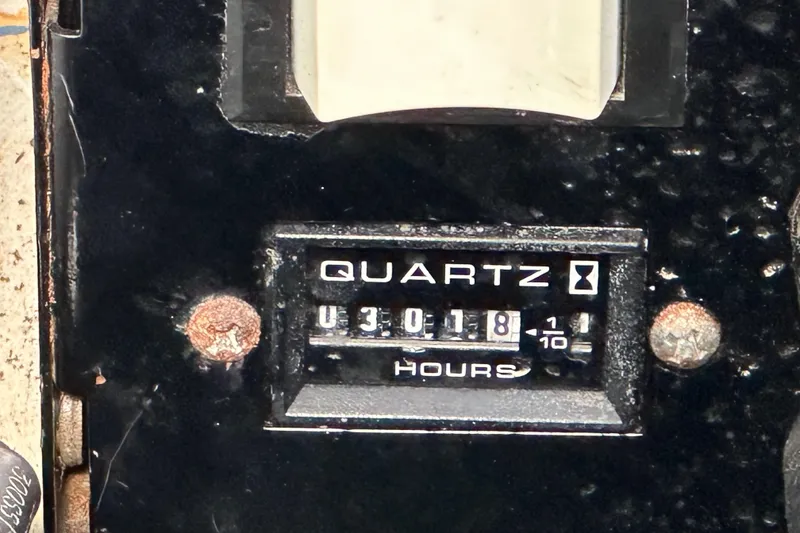 Slide: The Image of Quartz hour meter showing 3018 hours on a 2003 Sea Ray 320 Sundancer. - 59