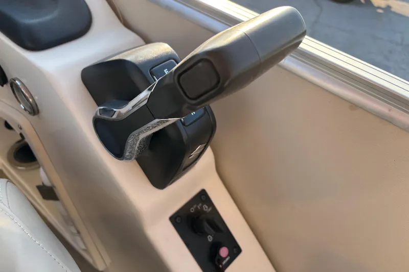 Slide: The Image of Throttle control of 2022 Avalon Catalina 2585 VRB boat, featuring ergonomic design and controls. - 43