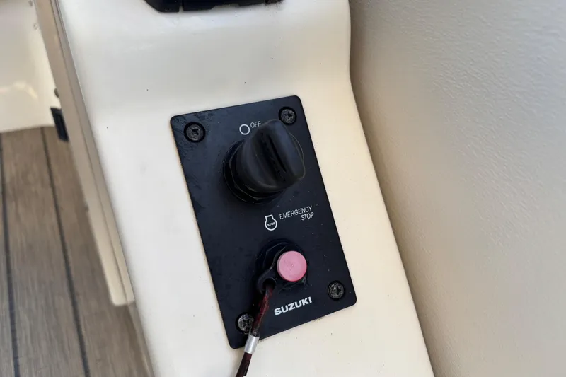 Slide: The Image of Emergency stop switch on 2022 Avalon Catalina 2585 VRB boat, featuring Suzuki controls. - 45