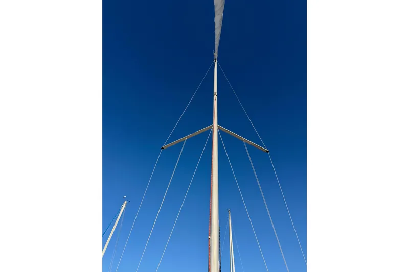 Slide: The Image of Mast of 2020 Beneteau Oceanis 30.1 sailboat against clear blue sky. - 20