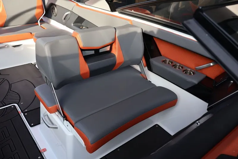 Slide: The Image of Scarab 285 LX 2026 - 15