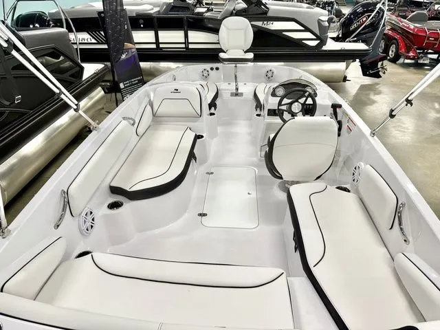 Slide: The Image of Stingray 182 SC 2026 - 3