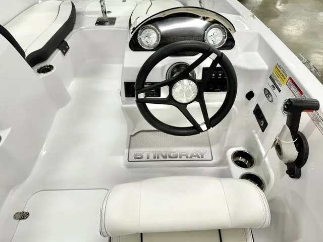 Slide: The Image of Stingray 182 SC 2026 - 4