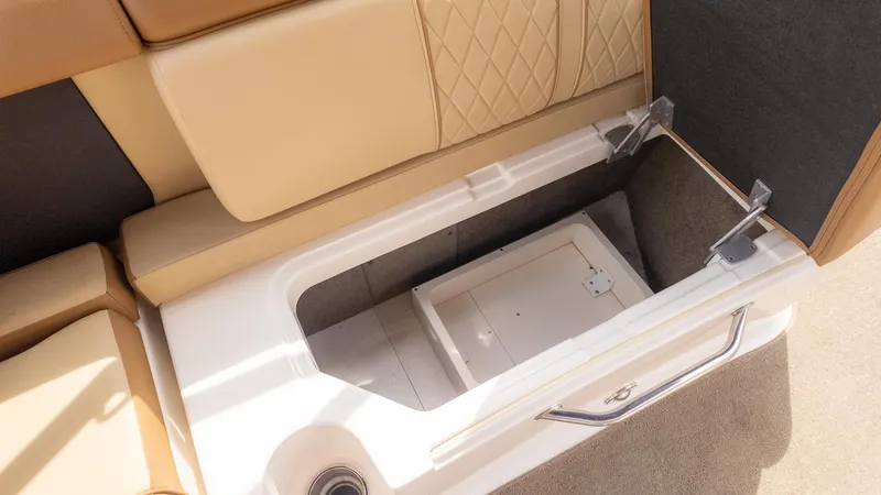 Slide: The Image of Sea Ray 270 Sundeck 2015 - 14