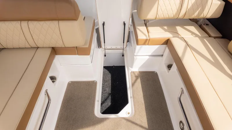 Slide: The Image of Sea Ray 270 Sundeck 2015 - 19
