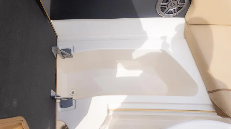 Slide: The Image of Sea Ray 270 Sundeck 2015 - 23