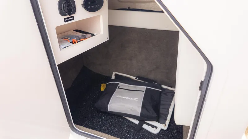 Slide: The Image of Sea Ray 270 Sundeck 2015 - 26