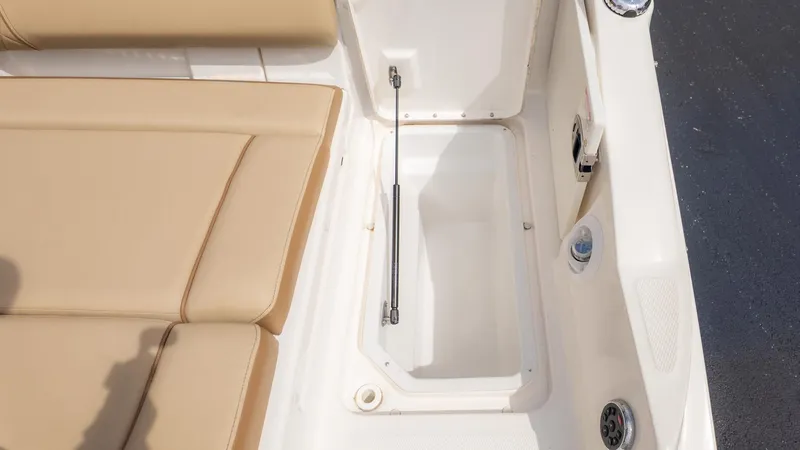 Slide: The Image of Sea Ray 270 Sundeck 2015 - 8
