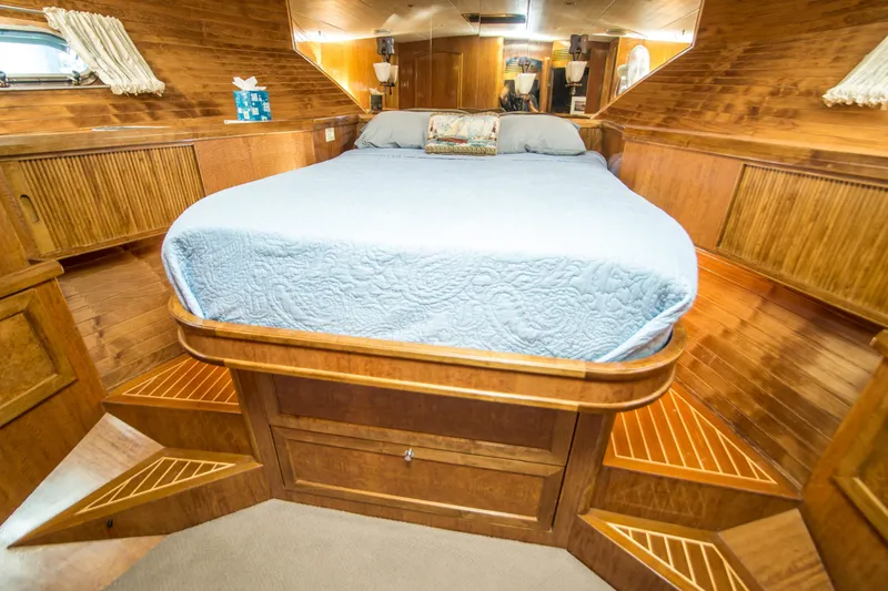 Slide: The Image of McKinna 57 Pilothouse 2001 - 18