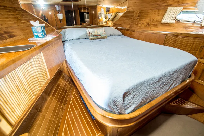 Slide: The Image of McKinna 57 Pilothouse 2001 - 19