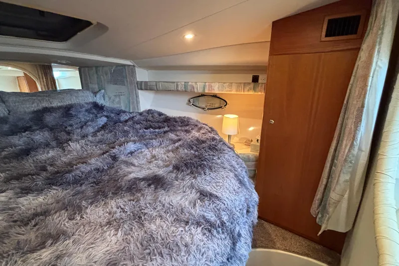 Slide: The Image of Hour meter showing 933.5 hours on a 1998 Silverton 360 Express boat. - 36