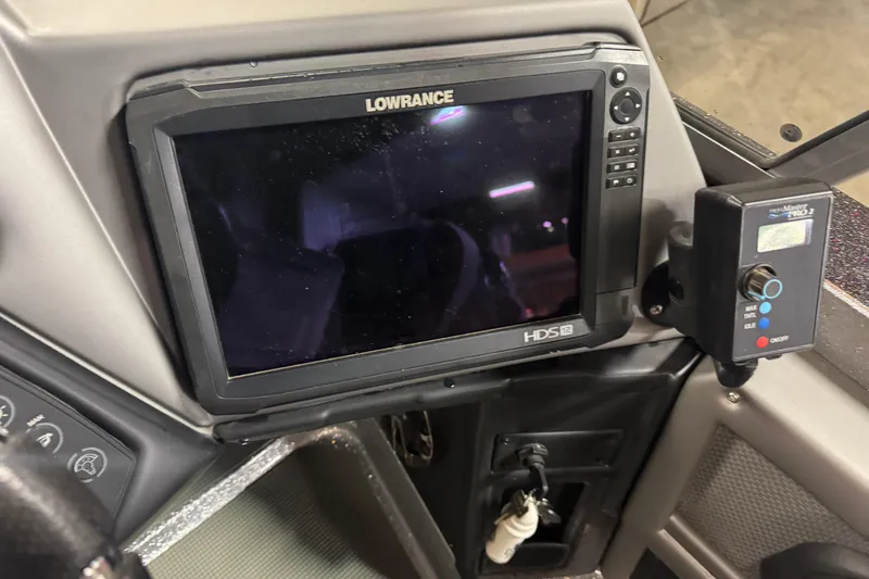 Slide: The Image of 2018 Ranger 621FS Fisherman dashboard with Lowrance HDS-12 fishfinder and control panel. - 7