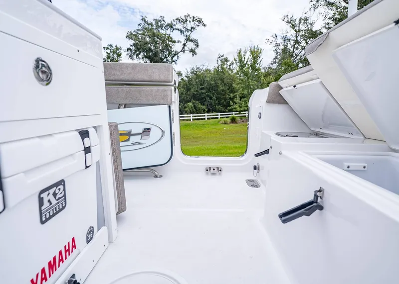 Slide: The Image of Sea Hunt Ultra 265 SE 2026 - 9