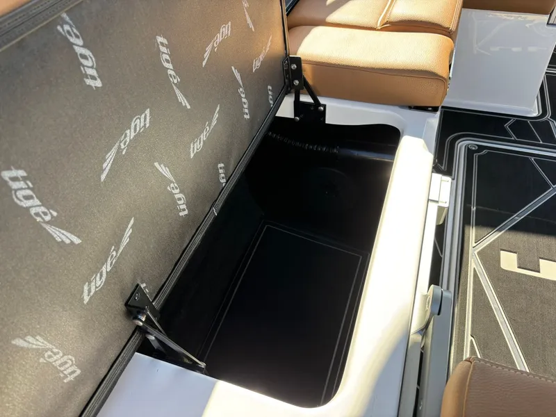 Slide: The Image of Tigé Ultre 23 ZX 2026 - 10