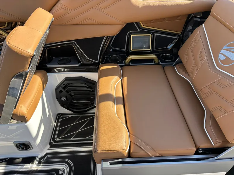 Slide: The Image of Tigé Ultre 23 ZX 2026 - 11