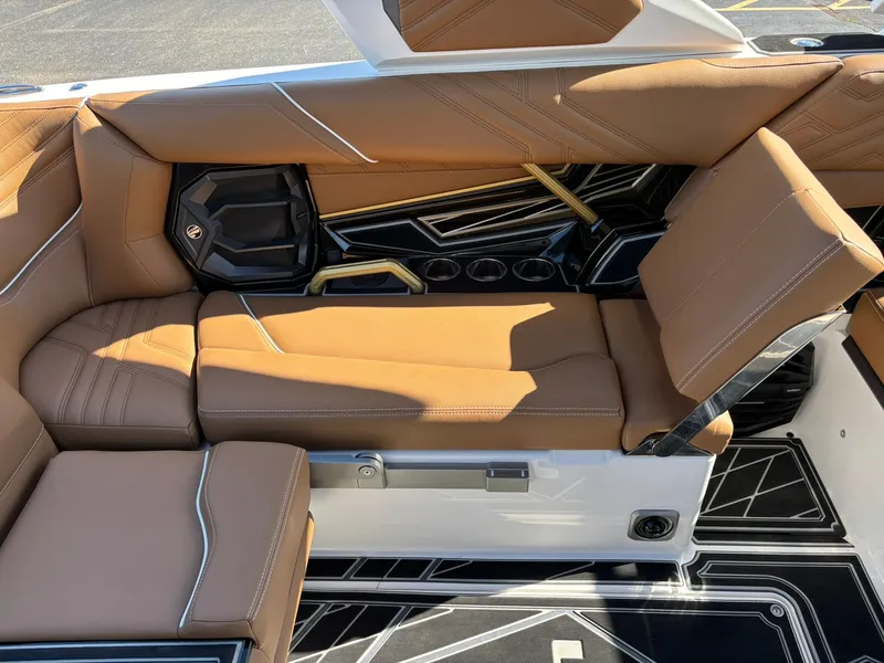 Slide: The Image of Tigé Ultre 23 ZX 2026 - 12