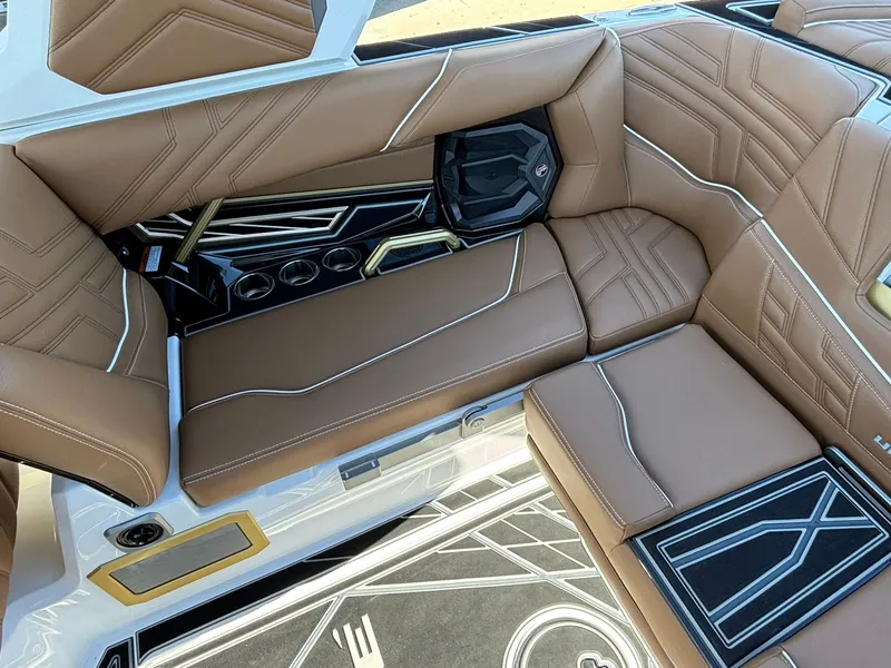 Slide: The Image of Tigé Ultre 23 ZX 2026 - 15