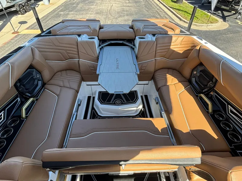 Slide: The Image of Tigé Ultre 23 ZX 2026 - 16