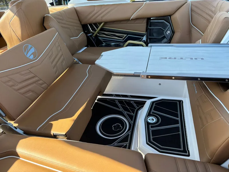 Slide: The Image of Tigé Ultre 23 ZX 2026 - 17