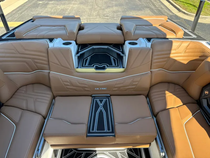 Slide: The Image of Tigé Ultre 23 ZX 2026 - 19