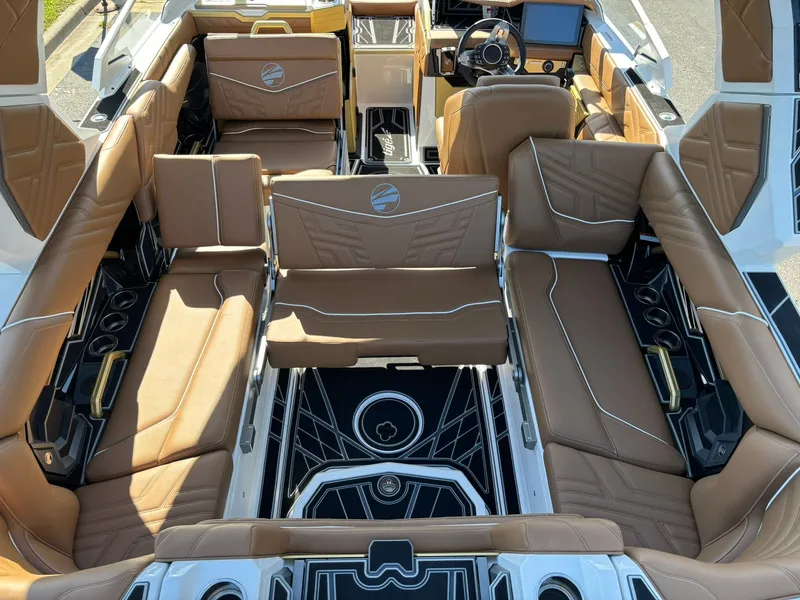 Slide: The Image of Tigé Ultre 23 ZX 2026 - 21