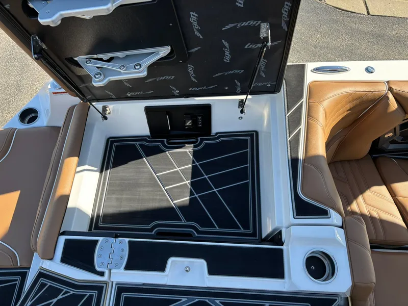 Slide: The Image of Tigé Ultre 23 ZX 2026 - 24