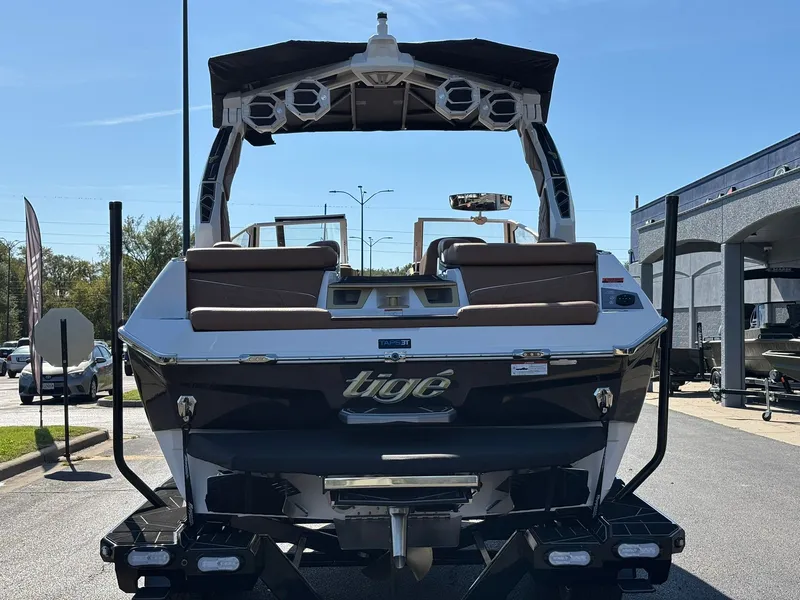 Slide: The Image of Tigé Ultre 23 ZX 2026 - 33