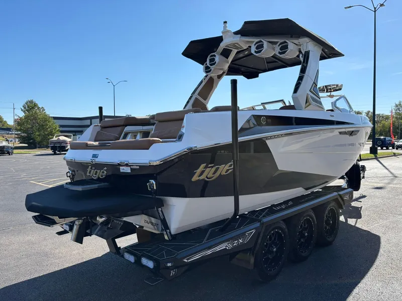 Slide: The Image of Tigé Ultre 23 ZX 2026 - 34