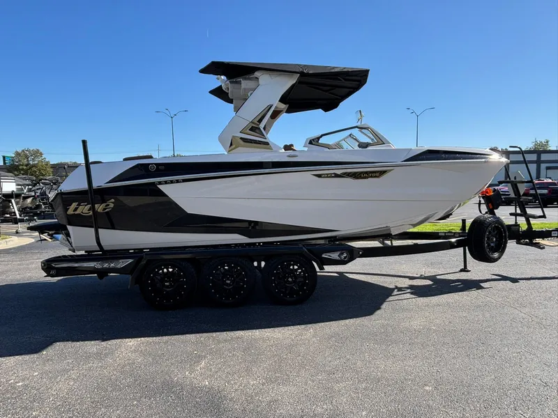 Slide: The Image of Tigé Ultre 23 ZX 2026 - 35